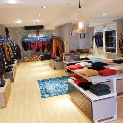 montage de mobilier de magasin