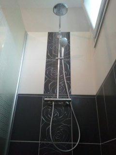 Douche à l'italienne.. . Spacieuse et lumineuse
