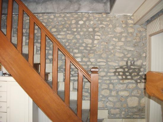Joints de pierre à la chaux, et mise en peinture de l'escalier