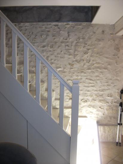 Joints de pierre finis, et l'escalier repeint..
