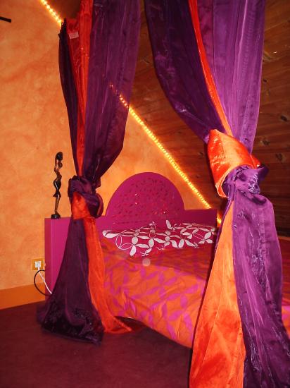 Le lit à baldaquin et sa tête de lit en mouche arabier, rétroéclairé...