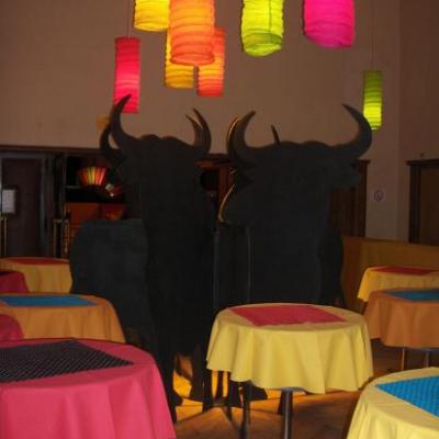 Lampions géants, silhouettes de taureaux